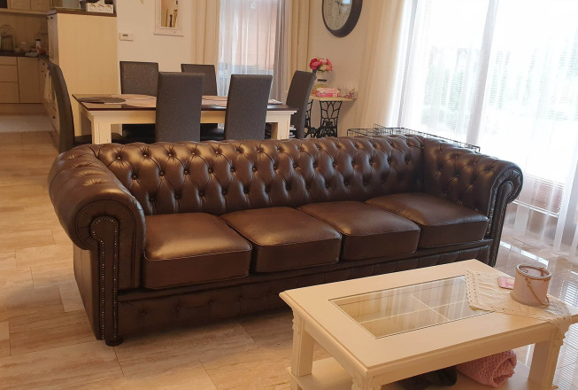 Pohovka Chesterfield Windsor 4M se zdobným bokem prodloužená (9)